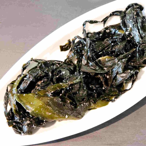 Frische Wakame 120g – gewaschene Algen mit Meersalz auf Servierschale – Premium-Meeresalgen für Gourmetküche und gesundes Kochen bei Oberland Auster