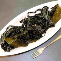 Wakame Algen 120g angerichtet mit Meersalz und Gabel &ndash; Superfood kaufen bei Oberland Auster