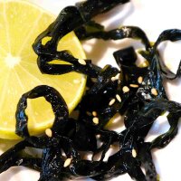 Serviervorschlag Wakame Algen 120g garniert mit Zitrone und Sesam &ndash; frisches Meeresgem&uuml;se reich an Mineralstoffen und Vitaminen