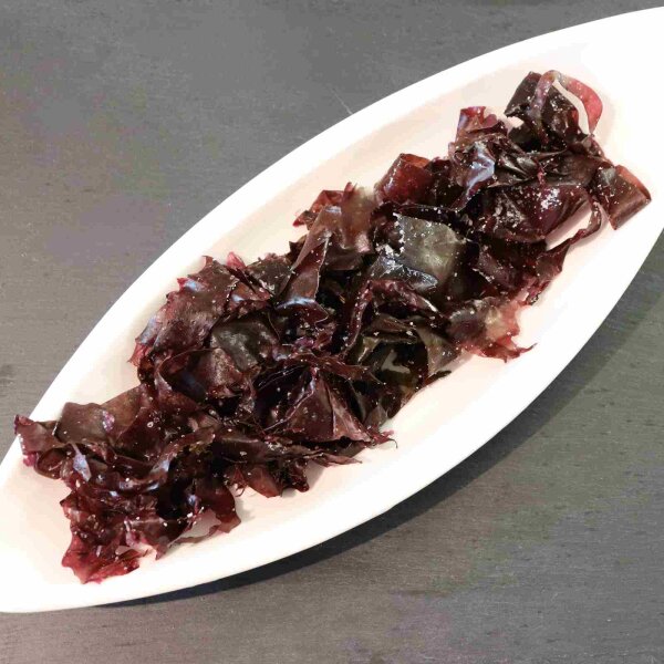 Frische Dulse Algen auf weißer Schale mit Meersalz – aromatische, rote Meeresalgen bei Oberland Auster
