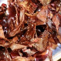 Frische Dulse Algen pur angerichtet mit Meersalz &ndash; rote Wildalgen reich an Vitaminen, ideal zum Rohverzehr oder Kochen