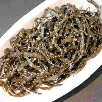 120g frische Meeresspaghetti Algen angerichtet auf Teller...