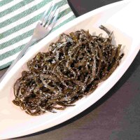 120g Meeresspaghetti Algen auf Teller mit Serviette und Gabel &ndash; Alternative zu Landgem&uuml;se und ideal f&uuml;r gesunde K&uuml;che