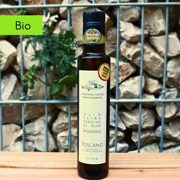 "Bio Olivenöl Toscano IGP von Maremma Sapori – 250 ml Flasche natives Olivenöl extra, prämiert und biologisch zertifiziert, Aufnahme vor Steinwand."