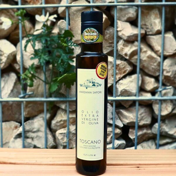 "Olivenöl von Maremma Sapori – 250 ml Flasche natives Olivenöl extra, Aufnahme vor Steinwand."