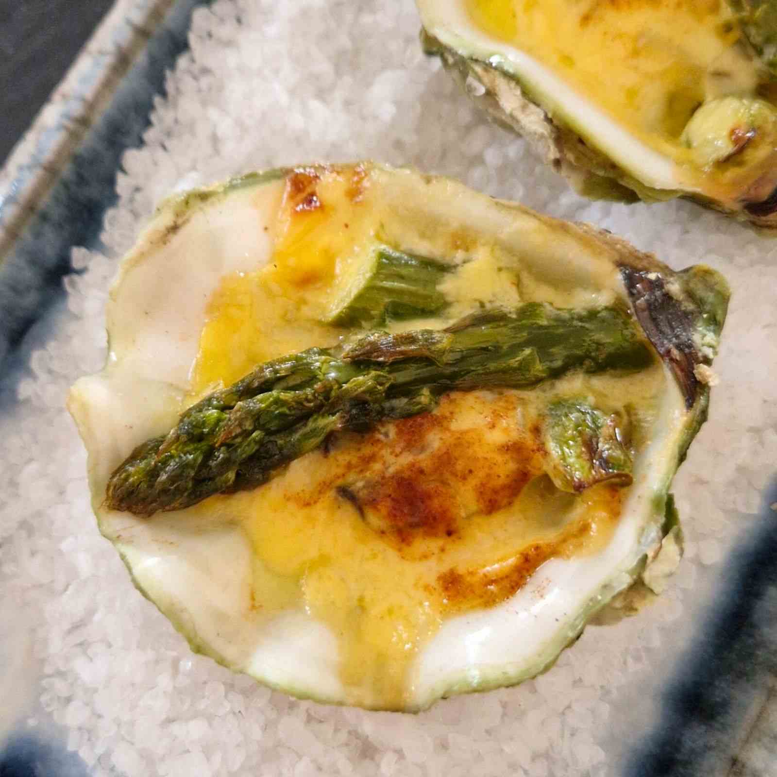 Austern überbacken mit Spargel und Sauce Hollandaise